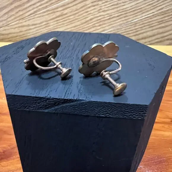 Vintage Handcrafted Earrings Clover Clip On Screw Gold Tone Speckled Center - Picture 5 of 8